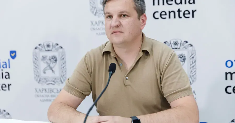 світлина з веб-сайту Харківської ОВА Громадяни, що втратили нерухомість через військову агресію РФ, можуть подати заявку на отримання компенсації. Про новий алгоритм розповів директор Департаменту містобудування та архітектури ХОВА Антон Коротовських під час брифінгу.