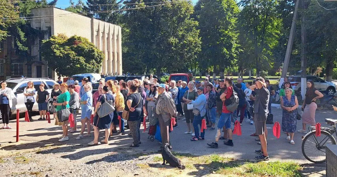 Світлина з Телеграм-каналу Олександра Гололобова Мешканці та мешканки Малоданилівської громади отримали гуманітарку на порталі Gromada Group