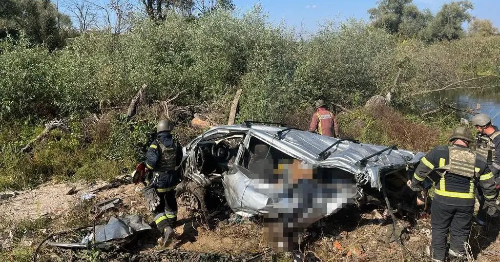 світлина з телеграм-каналу голови Харківської ОВА Олега Синєгубова На місці вибуху ракети у Куп'янську працівники екстрених служб знайшли ще тіла загиблих.