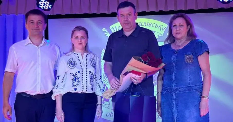 Олександр Цупило у центрі, світлина Олександра Голололобова Мешканцю Малої Данилівки Олександру Цупилові надано звання Почесного громадянина на порталі Gromada Group