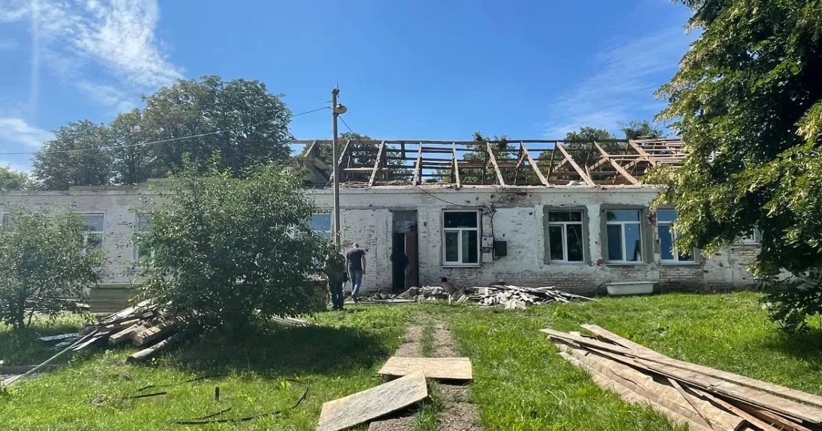 Світлина з телеграм-каналу Олександра Гололобова У селищі Лісне Малоданилівської громади розпочались ремонтні роботи по відбудові місцевої амбулаторії.