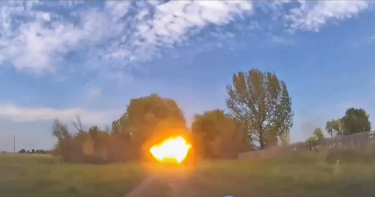 Світлина з відкритих джерел З'явилося відео моменту влучання FPV-дрона в евакуаційний автомобіль у Вовчанську, в наслідок чого загинув поліціянт на порталі Gromada Group
