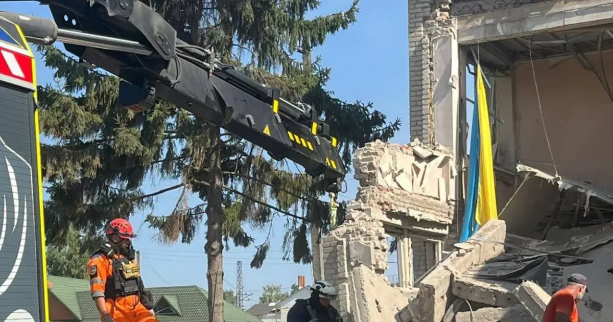 Світлина Харківської обласної прокуратури В Козачій Лопані з-під завалів дістали тіло ще однієї жінки на порталі Gromada Group