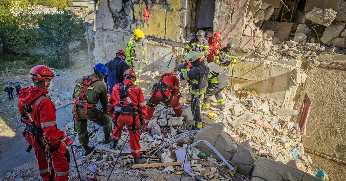 Світлина ДСНС харківської області У Харкові під завалами знайдено тіло загиблої жінки на порталі Gromada Group