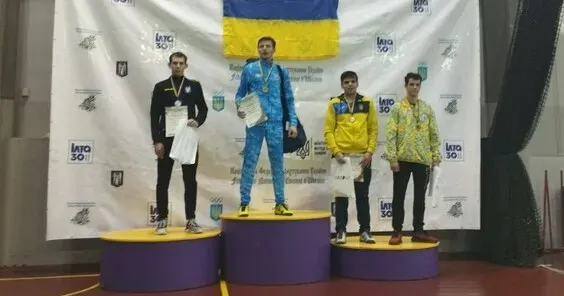 світлина з веб-сайту Харківської ОВА В особистих змаганнях Кубка України з фехтування на шпагах серед чоловіків спортсмени з Харківщини вибороли дві медалі.